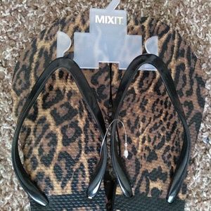 Women cheetah print flip flop size 5/6
